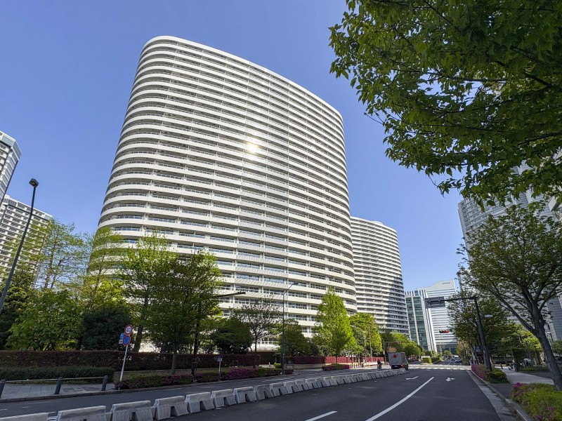 『みなとみらい』駅まで徒歩3分の立地にある、三菱地所(株)旧分譲の免震タワーレジデンスです。2023年に共用部の大規模修繕工事が実施されており、管理体制が良好なことが伺えます。