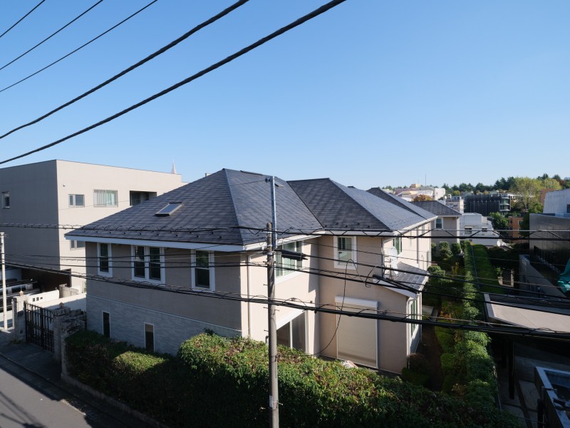 都会でありながらも豊かな緑と広々とした青空の鮮やかなコントラストが楽しめる、のびのびとした景色が広がります。リラックスタイムにはぴったりの眺望です。