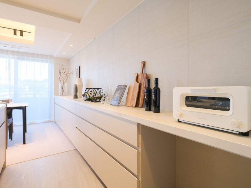 キッチン背面には収納豊富でカウンタースペースも広いカップボードがあります。カウンター部分に調理家電やワインなどを置くことができます。