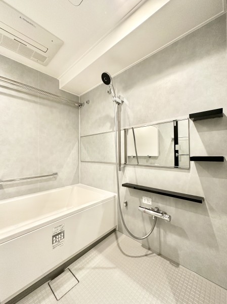 モノトーンの色調のバスルームは、癒しの時間を過ごすことができます。暖房・涼風・換気・乾燥機能付きで1年中快適なバスタイムをお楽しみいただけます。