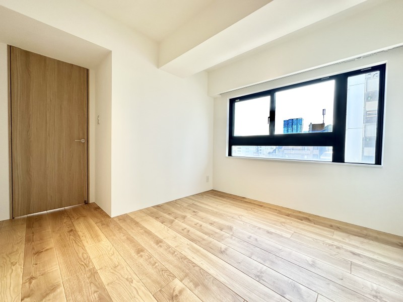 主寝室として快適にお過ごしいただける洋室1です。心がほっとする陽光が差し込み、安らぎが溢れます。