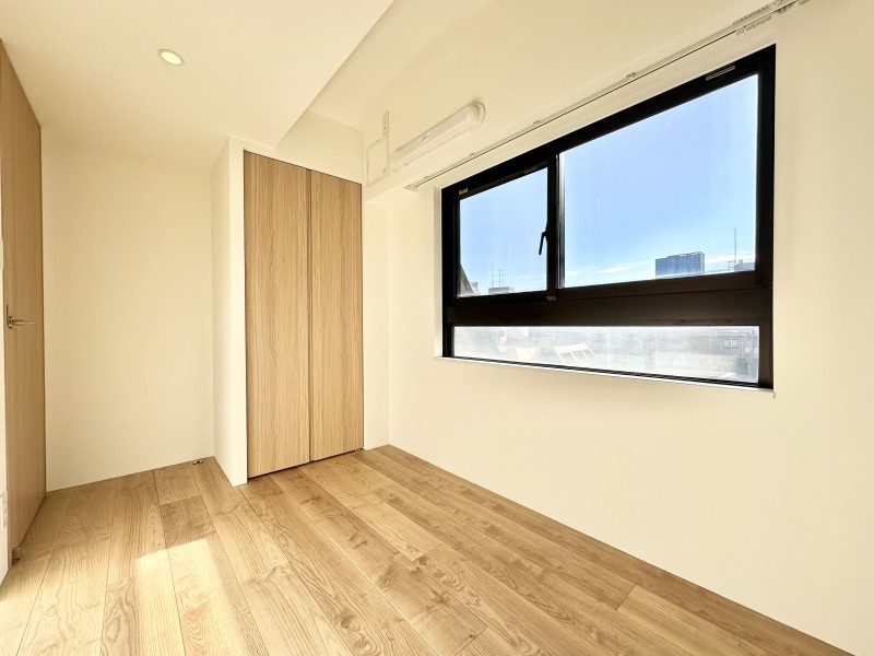 洋室2にも明るい自然光が注がれます。住み続けるほどに味わいが深まり、穏やかな時間が流れる住空間です。