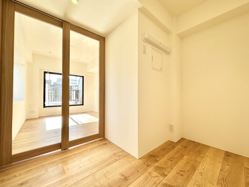 約3.3帖のサービスルームです。天井まで高さのあるフルハイトのドアを用いることで、閉塞感や圧迫感を感じさせない空間づくりを実現しました。​