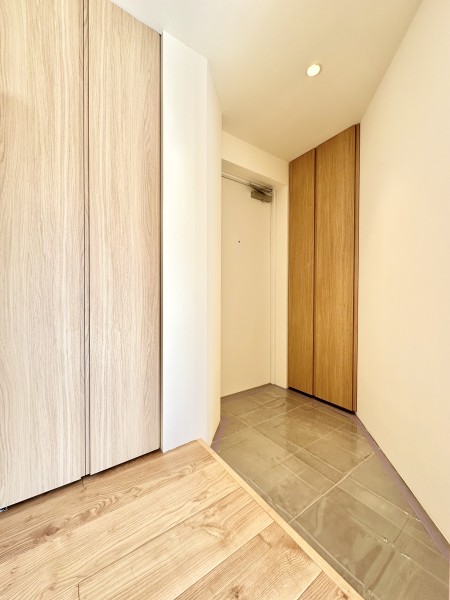 住戸へ入室した瞬間に胸が躍りそうなお部屋の顔となる玄関です。安らぎと流行の豊かな共存が魅力のお部屋です。