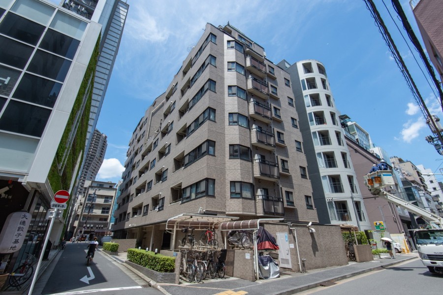 『麻布十番』駅徒歩4分の立地にあり、麻布十番商店街が近く、住環境も良好なマンションです。お部屋は南東角部屋で全部屋南向きのワイドスパン住戸です。