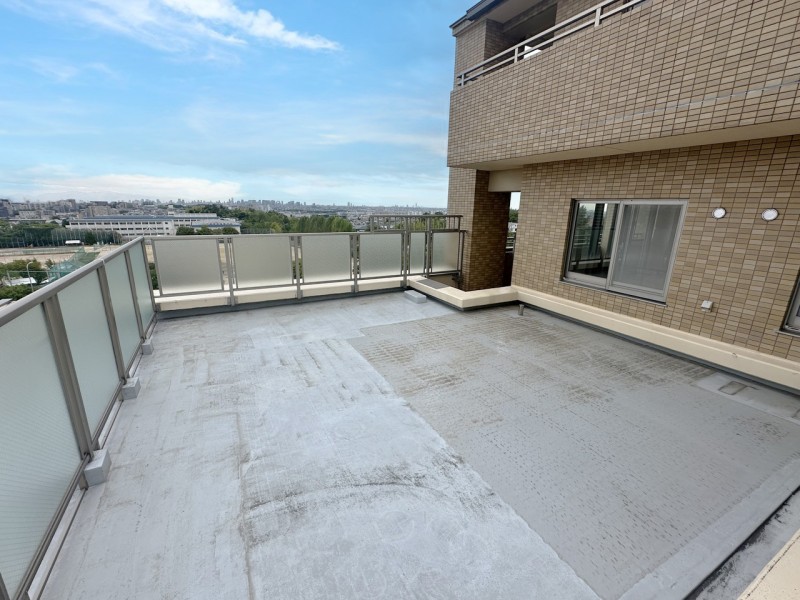 ８階部分四方角住戸、光と風をまとう開放感あふれる約５８m²のルーフバルコニー付です。朝はコーヒー、夜はお酒を片手に星空を眺める贅沢なひとときを過ごせます。空の下での暮らしの楽しみが広がります。