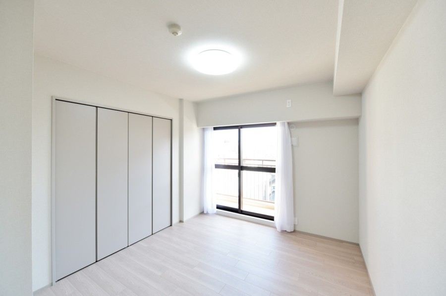 洋室3（約6.3帖）は東向きのバルコニーに面しており、優しい光と風が入ります。程よい広さがあり、凹凸も少ないので、家具の配置もしやすく効率良くお部屋を使用出来ます。