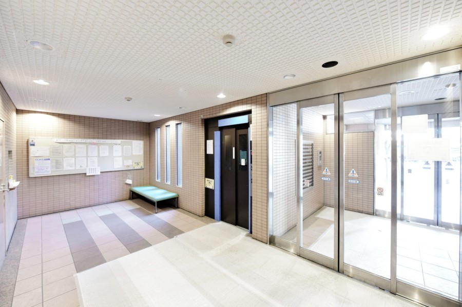 平成１１年建築、総戸数９６戸のマンションです。マンション１階部分にはりひと内科クリニック、オレンジ薬局摂津本山店があります。いかり摂津本山店まで徒歩２分（約120ｍ）で日常のお買物も便利です。