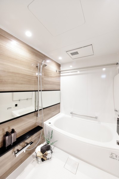 体をすっぽりと包み込むような入浴感が心地よい浴槽を採用しておりますので、より深いリラックスタイムを過ごせる1418サイズのバスルームです。浴室暖房乾燥機完備で、衣類の乾燥も気軽に行えます。