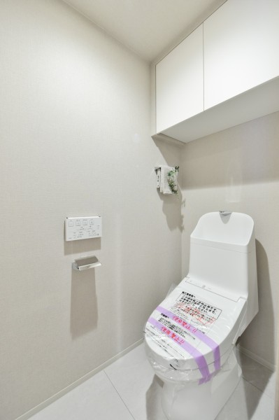 毎日使用する場所だからこそ、清潔に使用できる設備や機能を搭載したTOTO製ウォシュレット一体型のトイレを採用しました。吊戸棚を設置していますので、小物類等も収納でき、すっきりとした空間を保てます。