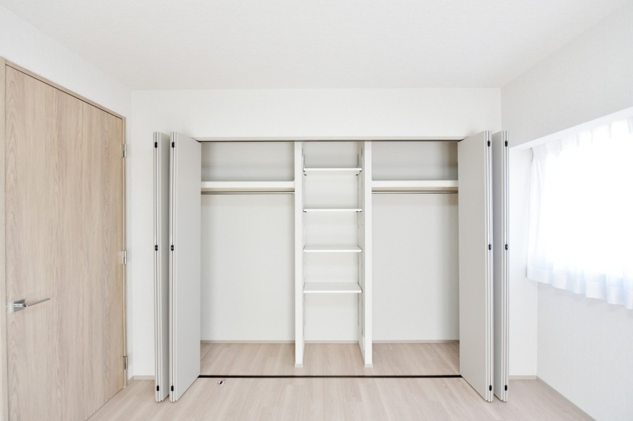 洋室１、洋室２にはハンガーパイプに高さ調整しやすい可動式の棚を備えた、壁一面のクローゼットを配置し、小物から衣類まで収納しやすくなっています。全ての洋室にクローゼットがあり居室を有効に使えます。