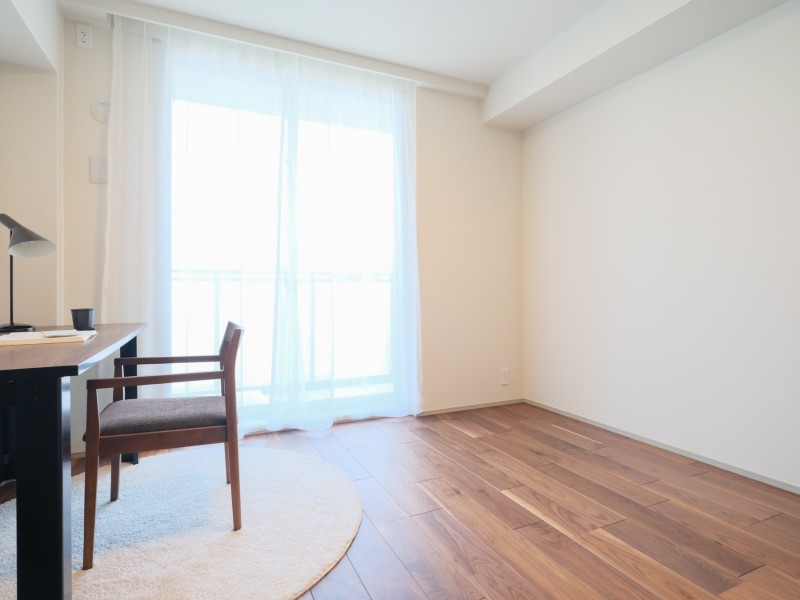 洋室2はバルコニーに接続する開放空間です。明るく、ワークスペースとしても快適に活用いただけます。