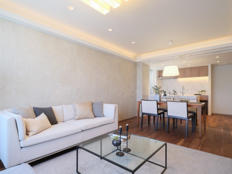 温もりを感じるフローリングや天然石調のタイルが、より一層気品溢れる空間を演出します。こだわった素材や意匠を纏い、柔らかく、美しく創りあげました。