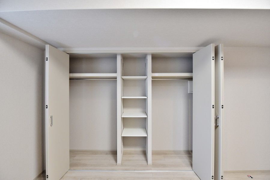 洋室２にはハンガーパイプに可動式の棚を設置した、機能的なクローゼットを設置致しました。しまう、取り出すがスムーズに行えますので、愛用の衣類や小物などもすっきりと整頓できます。