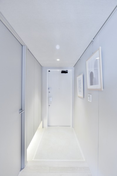 スタイリッシュなホワイトを基調にした玄関、ピクチャーレールを設置していますので、空間をお好みのアートやグリーンで彩っていただけます。人感センサーライト設置済みで手がふさがっている時も安心です。