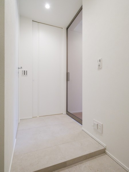 住まいの顔となる玄関には人感センサー照明を採用しています。スイッチを操作することなく、いつでも明るい空間が出迎えてくれる住まいです。