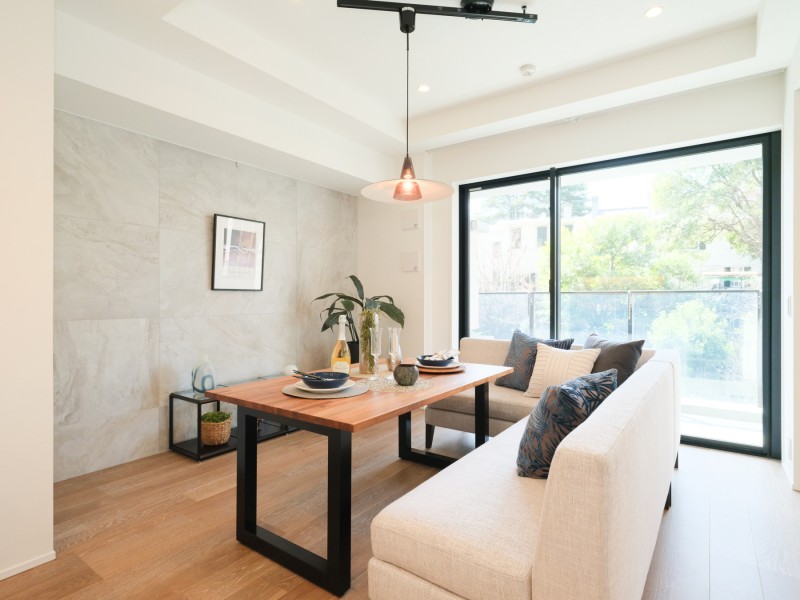 リビングダイニングにはビルトインエアコンと床暖房を新規設置しています。冬場は足元からぬくもりを、夏場は頭上から冷気をお届けする、通年快適な温度に調整しやすいお部屋です。