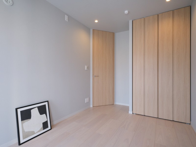 天井まで高さのあるフルハイトの建具を用いることで、開放感のある空間づくりを実現しました。美しいフォルムで格調高さを醸し出します。