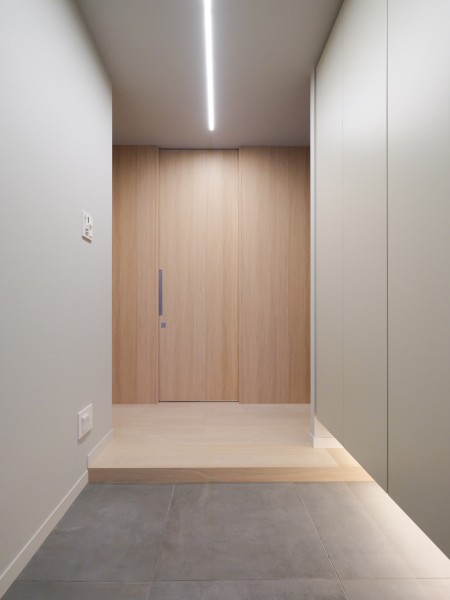 意匠を巡らせ、住まう方が快適な暮らしを送っていただけるよう上質な素材を採り入れた、品格のあるお部屋です。