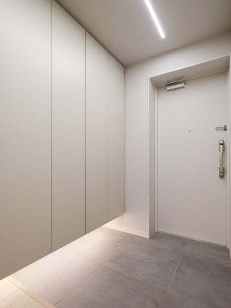 フットライトがよりいっそう気品溢れる空間を醸し出す玄関です。天井までの高さがあるシューズボックスを備え付けたので、玄関をすっきり綺麗に保てます。