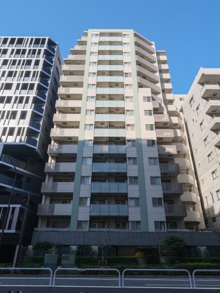 2004年築・総戸数146戸のマンションです。新宿御苑まで徒歩14分、明治神宮御苑まで徒歩17分です。都心にありながら、豊かな緑に寄り添う住環境を享受できます。
