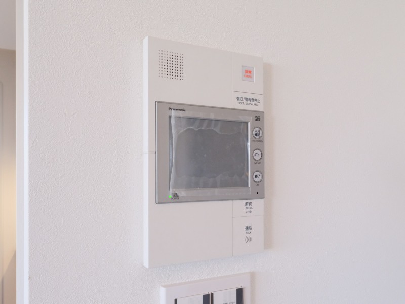 ◆TVモニター付インターホン◆訪ねてきた相手をモニター越しに確認でき、防犯対策に役立ちます。インターホン越しに話をすることが可能です。