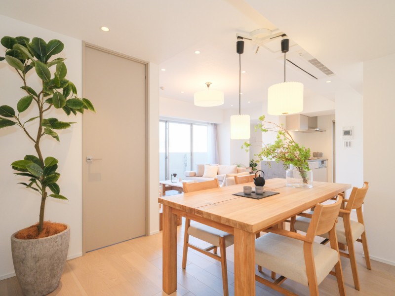 リビングダイニングには床暖房や天カセエアコンを新規設置しています。大切なペットも一緒に、ご家族皆様の快適な温度を調整いただけます。