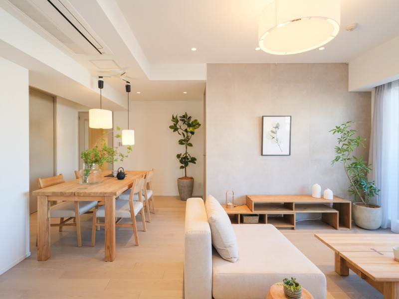 多種多様なライフスタイルに寄り添ったしつらえにリノベーションし、アップデートしたお部屋です。こだわった素材や意匠を纏い、柔らかく、美しく創りあげました。