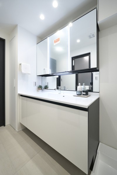 収納豊富で実用的な洗面化粧台を新規設置しました。ミドルミラー付きのため、背の低いお子様も鏡を見ながら歯磨き等の動作が可能です。