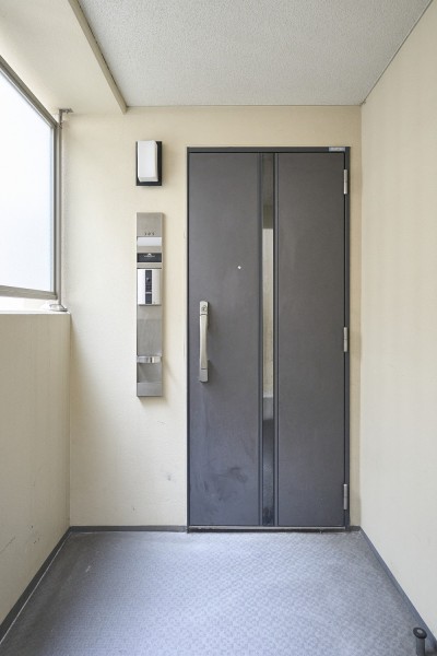 共用部はアルコーブ付きで、外からお部屋の中が見えにくくなっています。プライバシーを守れるので、安心してお住まいいただけます。