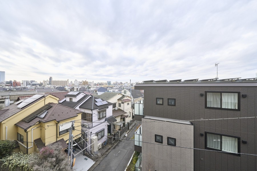 遠くまで続く空が大きく開け、天気や時間帯によって移り変わる様子を楽しめる眺望です。都会の喧騒を忘れてリフレッシュすることができます。