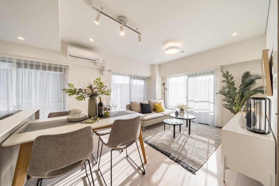 三面採光の窓から心地よい光と風を運んでくれる、おだやかな空気に纏われたリビングダイニングです。