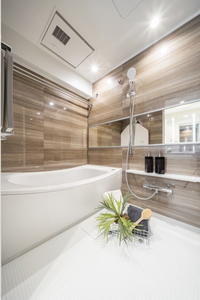 美しいカーブと全身を包み込むような入浴感が特長のクレイドル浴槽を採用しました。日々の疲れをリセットできる、清潔感あふれる空間です。