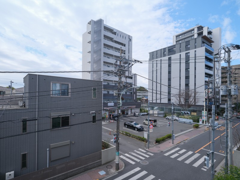 バルコニーからは変わりゆく空と街並みを望むことができます。空の広がりを感じながら気持ちよく過ごせる眺めです。