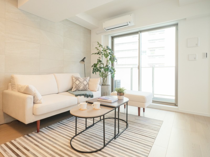 温もりを感じるフローリングやホワイトで統一された壁紙が、やわらかい雰囲気を演出します。素朴さと、どんなインテリアも受け止める柔軟性が魅力です。