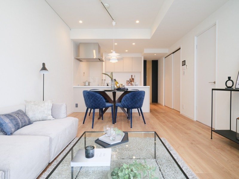 約15.3帖のリビングダイニングキッチンです。時代や流行を問わず長く着られる衣服のように、ご家族皆様が快適にお過ごしいただける住まいです。