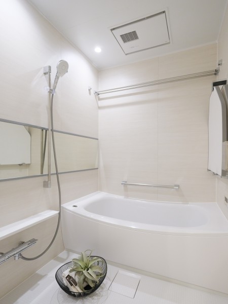 1418サイズでゆったりとおくつろぎいただけるバスルームです。美しいカーブと全身を包み込むような入浴感が特長の浴槽を採用しています。