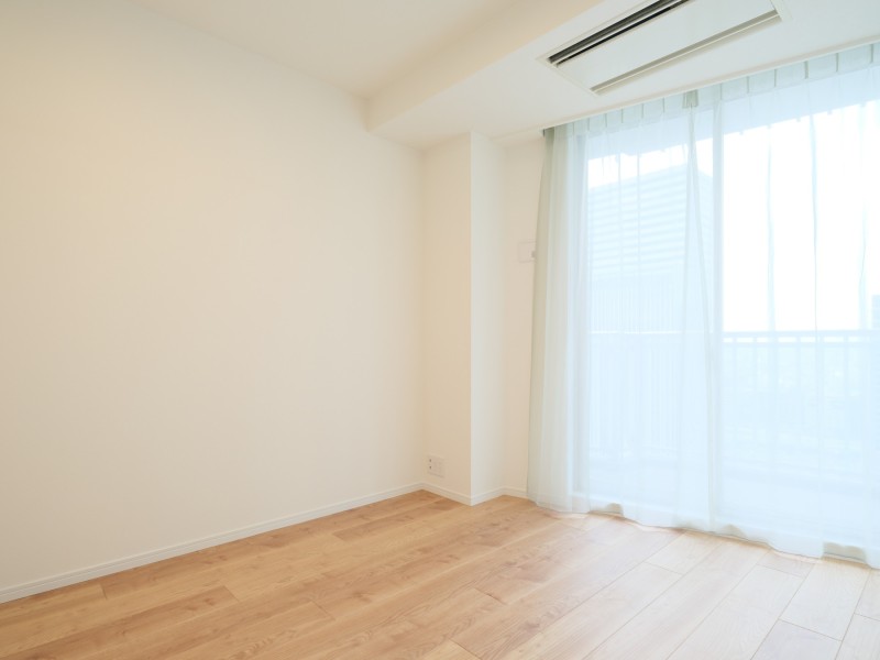 バルコニーに面した洋室2は約5.3帖の明るいお部屋です。リビングに隣接しながらも独立性が高く、伸びやかな時間をお過ごしいただけます。