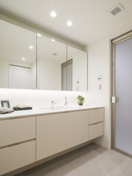 ニュアンスカラーが柔らかな雰囲気を添える、三面鏡付き洗面化粧台を新規設置しています。朝の身だしなみを整える時間も、お風呂上がりの時間をも快適に彩り、より上質な空間を演出します。