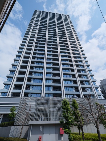 安心の免震構造を採用した地上31階建てタワーレジデンスです。『池袋』駅に徒歩6分でアクセスできる充実した住環境が整い、コンシェルジュサービスや専用トランクルームなどがご利用いただけます。