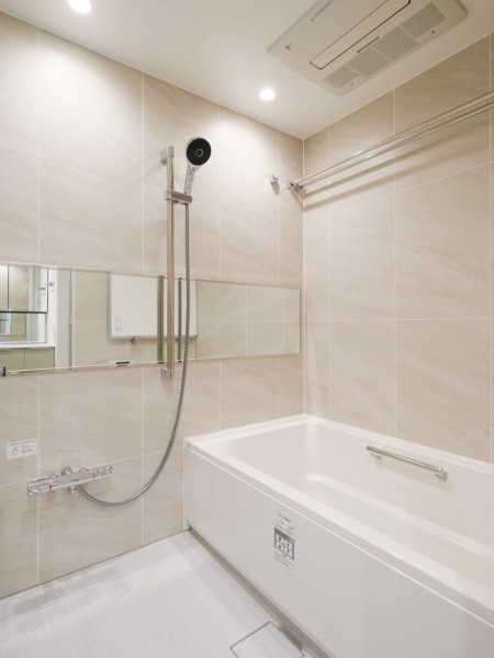 1418サイズのゆったりとしたバスルームです。一日の疲れをしっかりと癒すリラクゼーション空間が広がります。