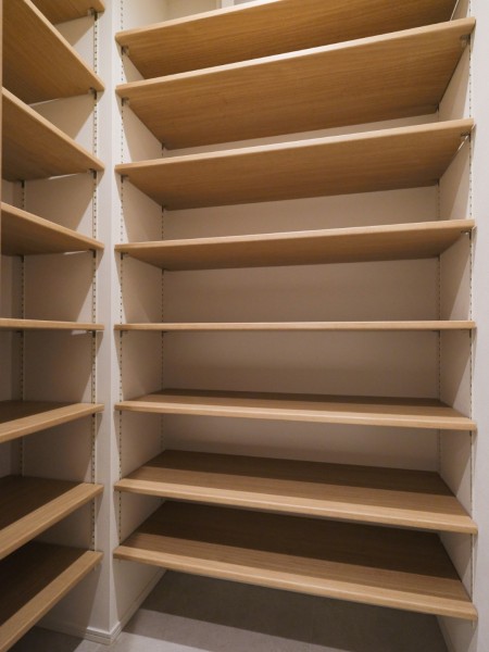 玄関にはシューズインクローゼットが備わっています。お気に入りのシューズだけでなく、レイングッズや非常用品なども保管可能です。