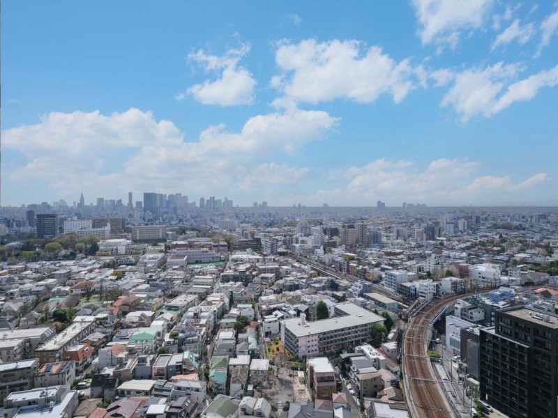 思わず深呼吸をしたくなるような伸び伸びとした眺望が広がります。都会の利便性を享受する立地でありつつ、大切に心穏やかに日常をお過ごしいただける住まいです。