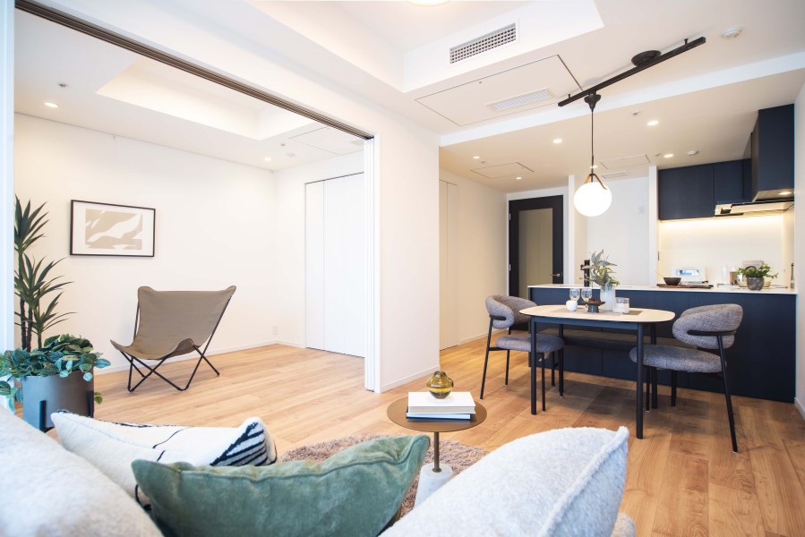 心地よい素材感を活かし、ぬくもりが感じられるナチュラルテイストな住空間です。流行を先駆けながら、喧騒と一線を画す安らぎの居住空間がここにあります。