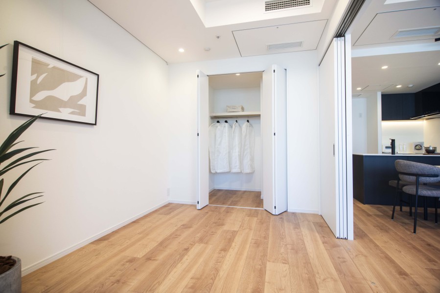 普段は引き戸を開放し拡張リビングとして使ったり、来客時は引き戸を閉めてプライベート空間を隠したり、フレキシブルにお使いいただけます。