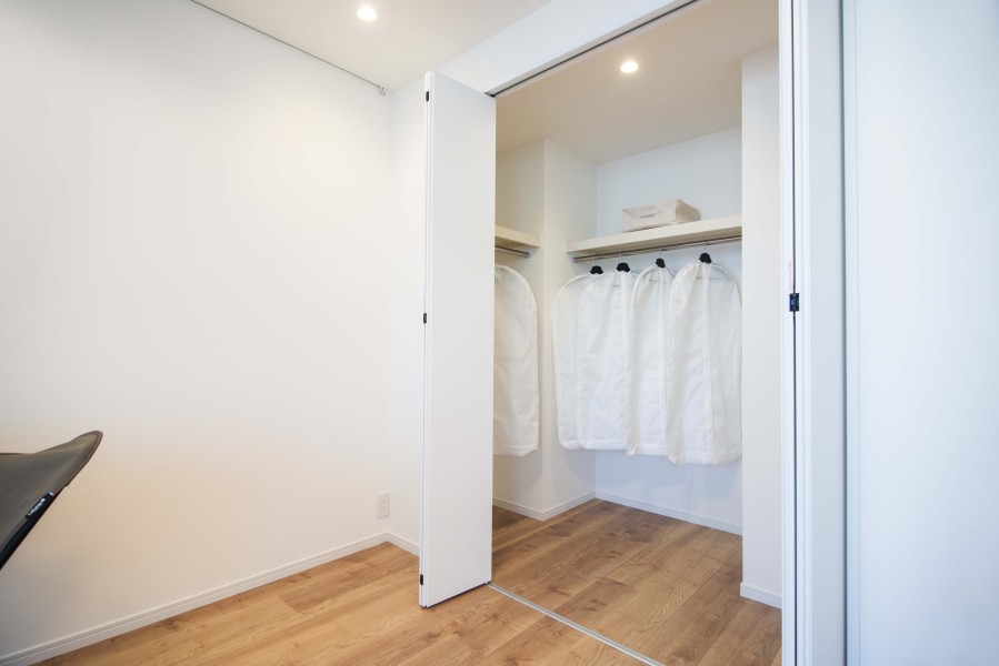 洋室2には頼もしい収納力を持つウォークインクローゼットを備え付けました。居室部分を広々とお使いいただけます。