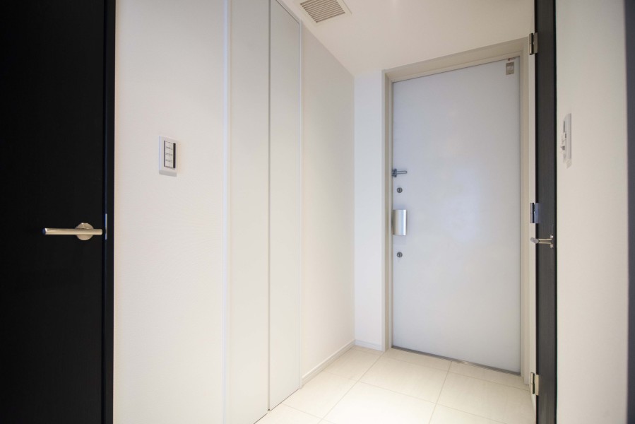 玄関の照明は人感センサーなので、帰宅時に暗闇の中手探りでスイッチを探す必要がなく、いつでも明るい空間が出迎えてくれます。