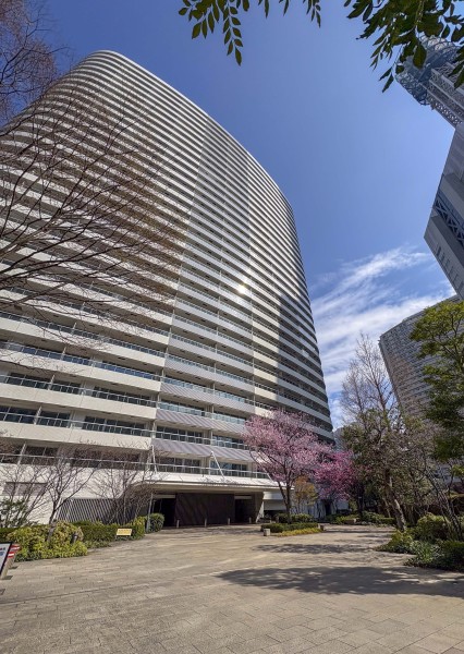 『みなとみらい』駅まで徒歩3分の立地にある、三菱地所(株)旧分譲の免震タワーレジデンスです。2023年に共用部の大規模修繕工事が実施されており、管理体制が良好なことが伺えます。