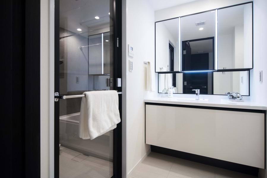 身支度の時間をも快適に彩る、美しく空間に溶け込む洗面化粧台です。使い勝手にまでこだわったライフスタイルに寄り添ったデザインです。