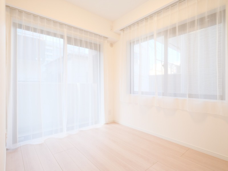 二面採光ならではのたっぷりの光と風を運んでくれる明るい洋室2です。テレワークや読書など落ち着いた時間を過ごすのにもぴったりなお部屋です。